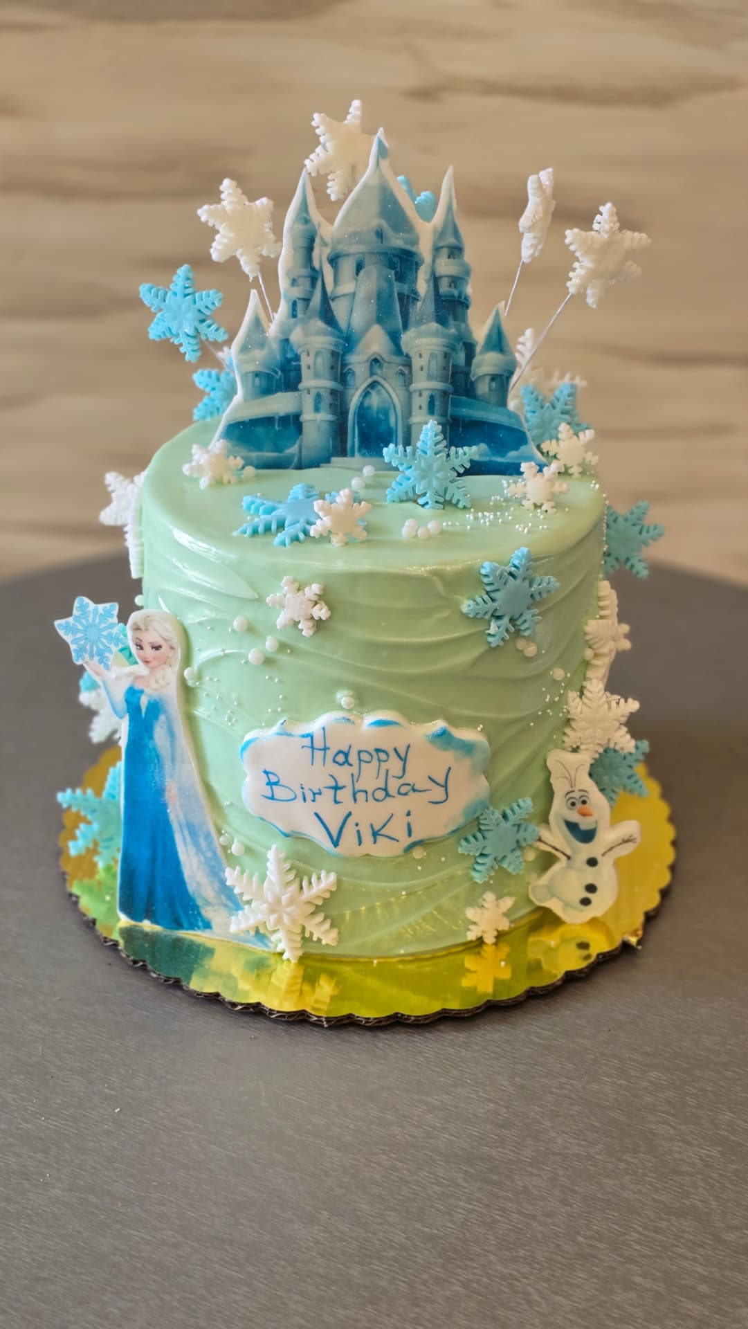 Детска торта Frozen с леден замък и снежинки