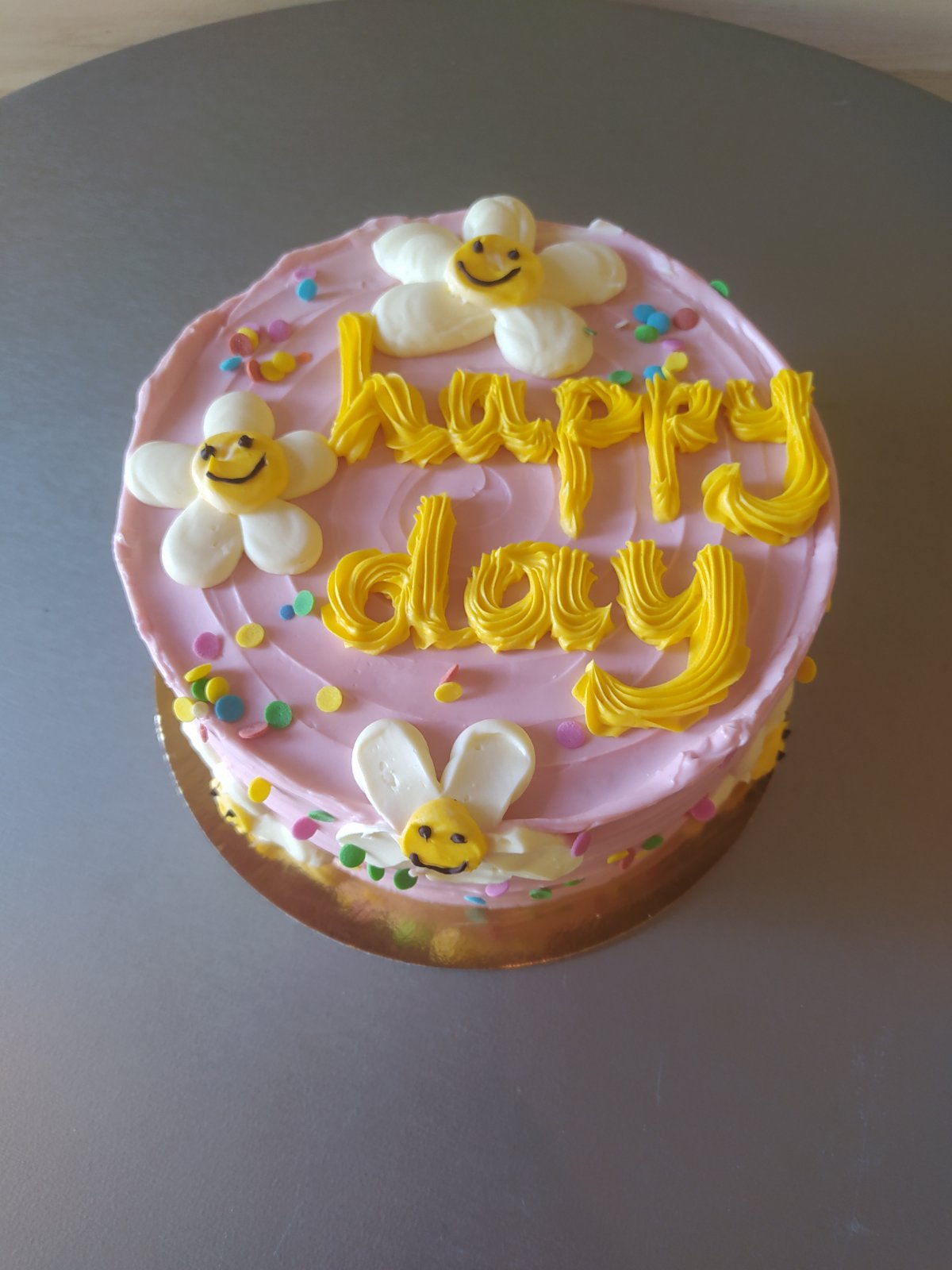 Розова бенто торта с маргаритки и надпис Happy day