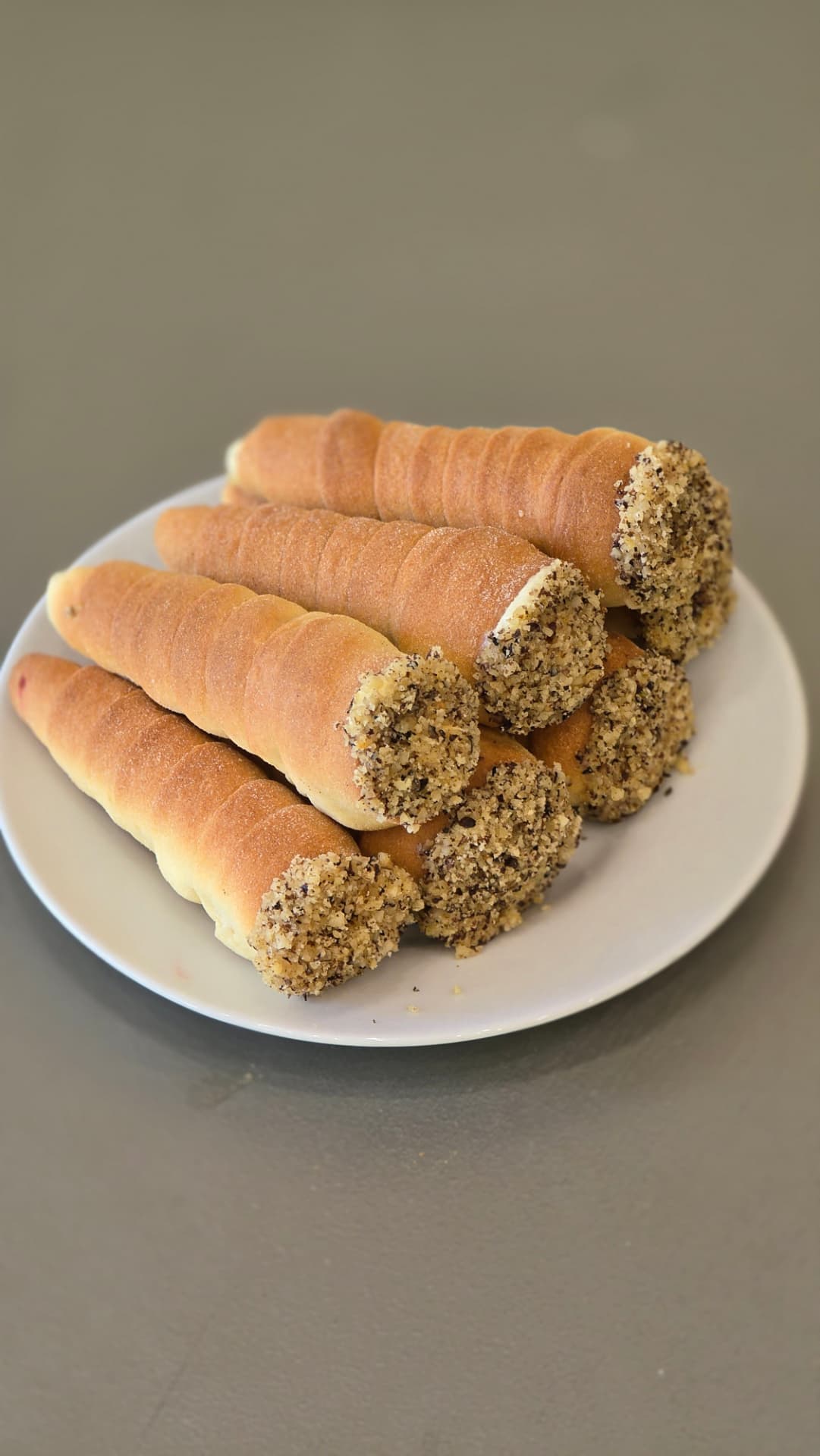 Домашни фунийки с крем и натрошени ядки